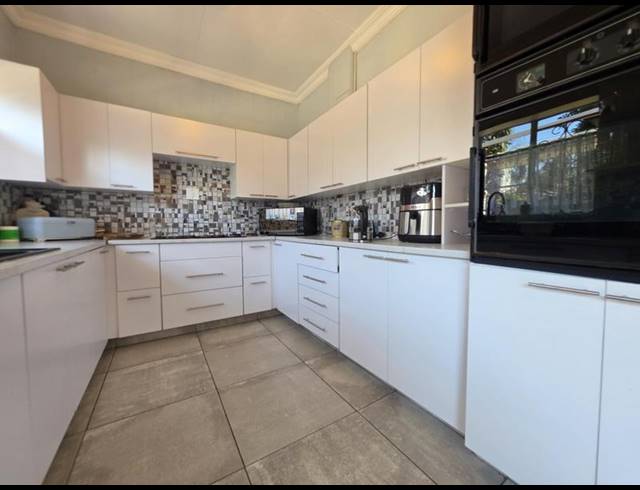 3 BEDROOM HOUSE FOR SALE IN SOUTH CREST